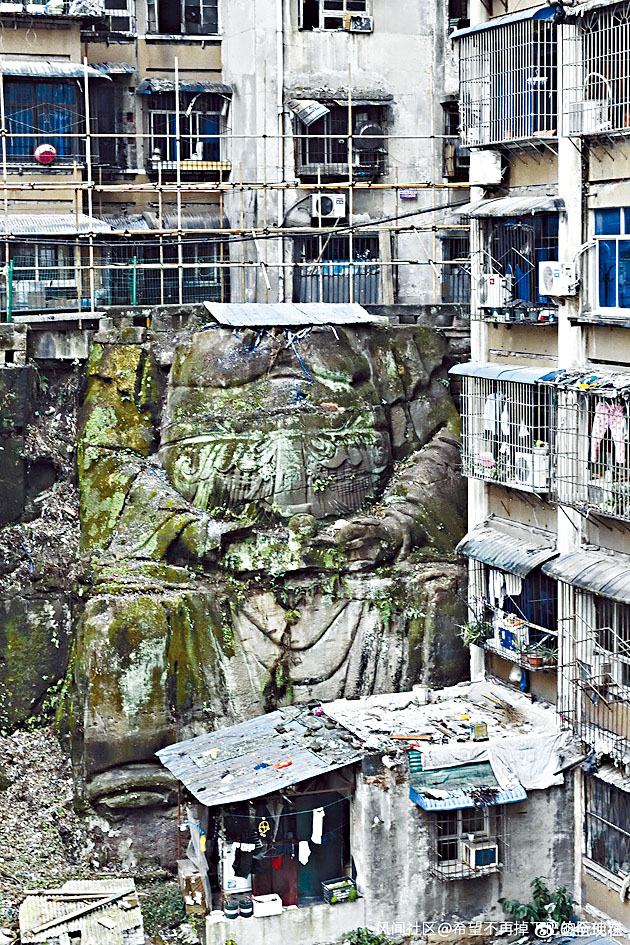 重慶住宅區出現的巨型無頭石佛。