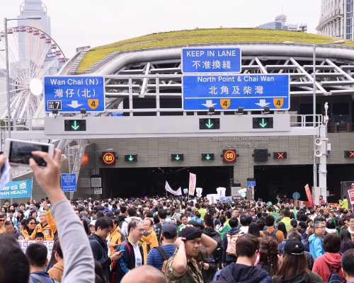 繞道是雙白線行車,禁止車輛切線。資料圖片