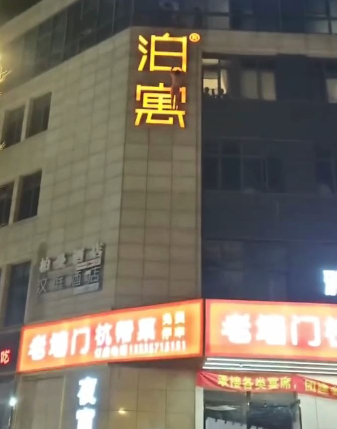 酒店下方街道非常熱鬧。微博
