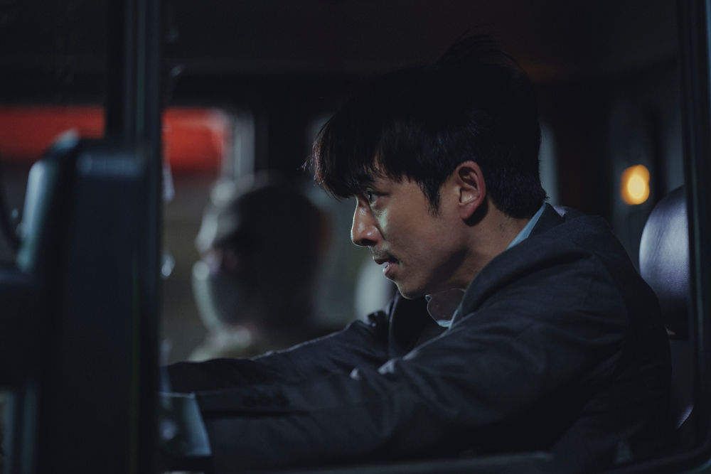 饰演奇宪的孔刘做特工保护复制人朴宝剑。