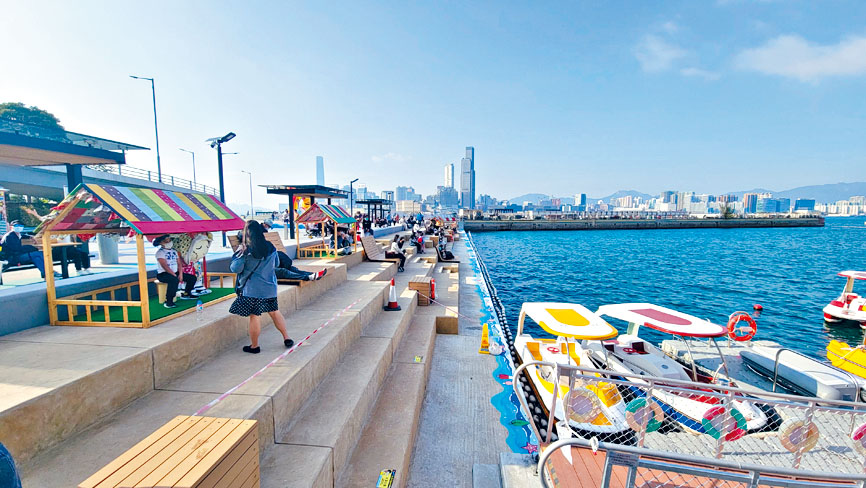 在疫情下的海岸堤階，水上單車停駛，但仍有不少市民前來歇息看海。