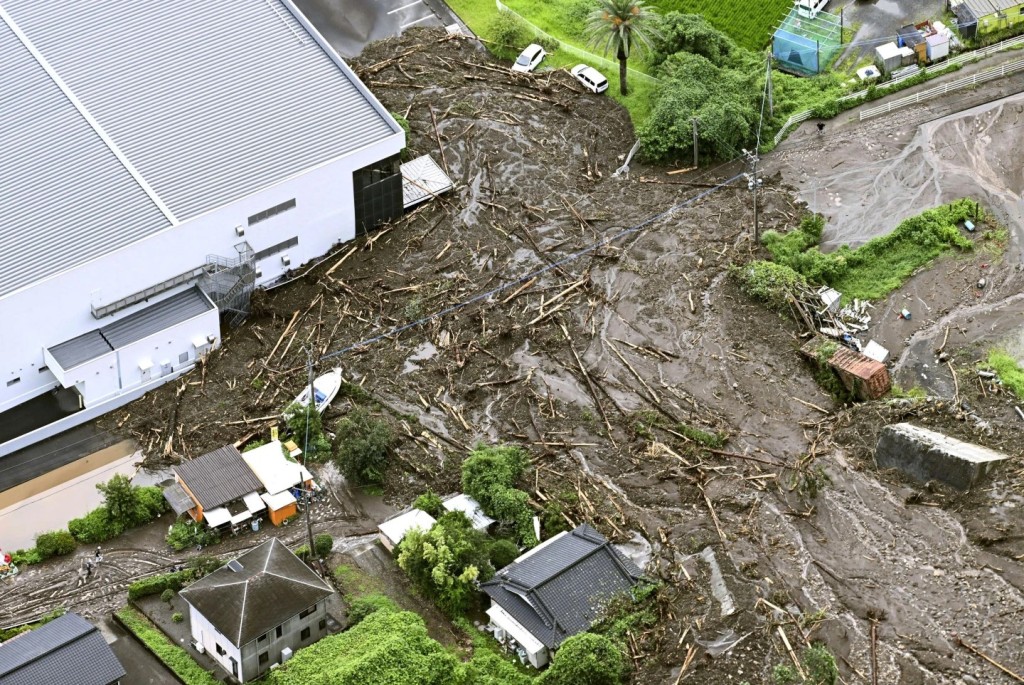 日本多地有大暴雨,引發洪水災害。美聯社 日本多地有大暴雨,引發洪水災害。美聯社