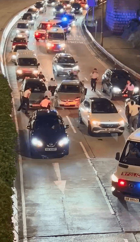 被告突向後倒車，撞倒警員。