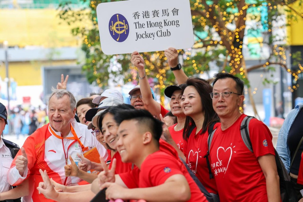 應家柏與馬會義工隊合照。馬會圖片