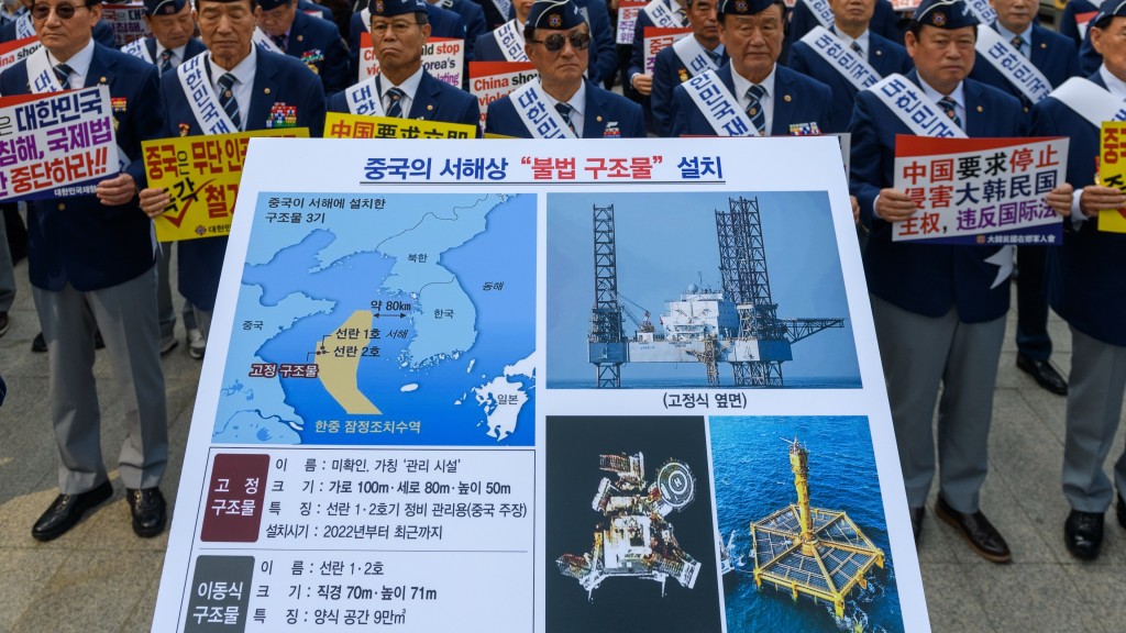 2025年4月，南韩退伍军人协会抗议中国在黄海安装钢结构建筑，要求斥除。 路透社