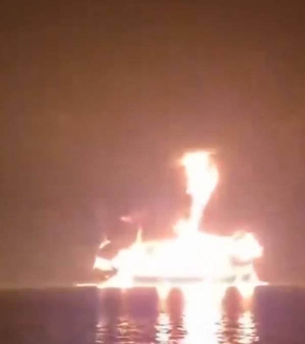 油轮袭击后起火及冒出浓烟。（X@sentdefender）