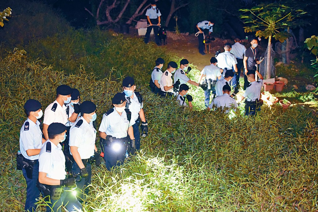 ■跨部門反爆竊行動,機動部隊警員在西貢山頭搜索。