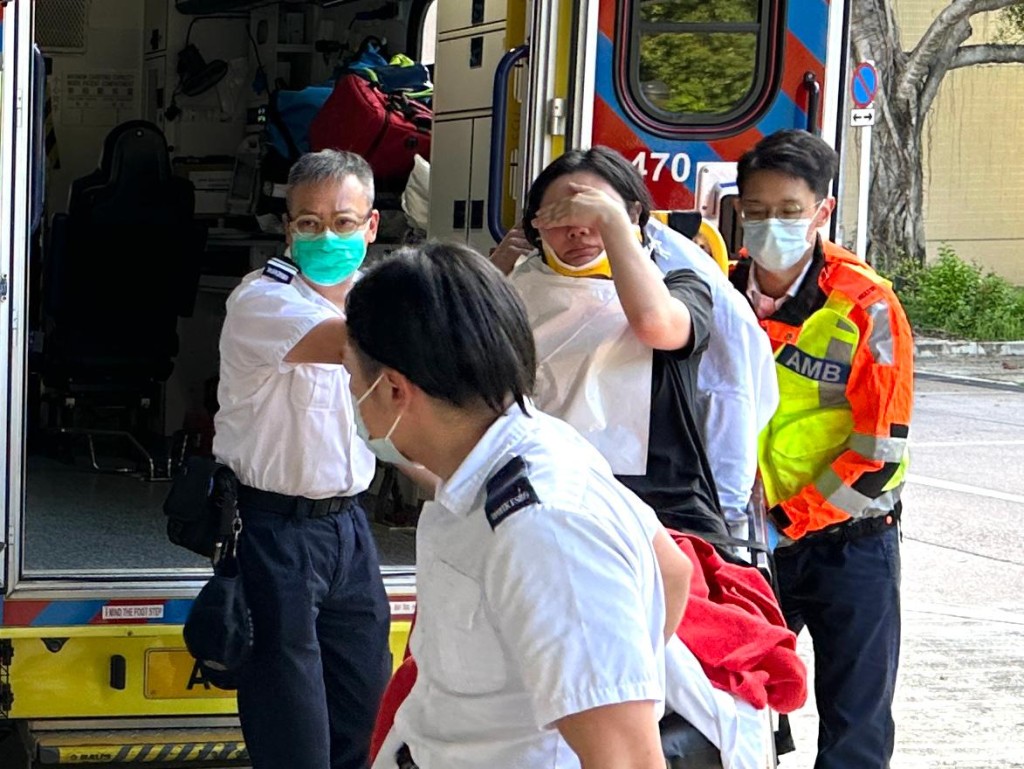 多名傷者被送往醫院治理。 多名傷者被送往醫院治理。
