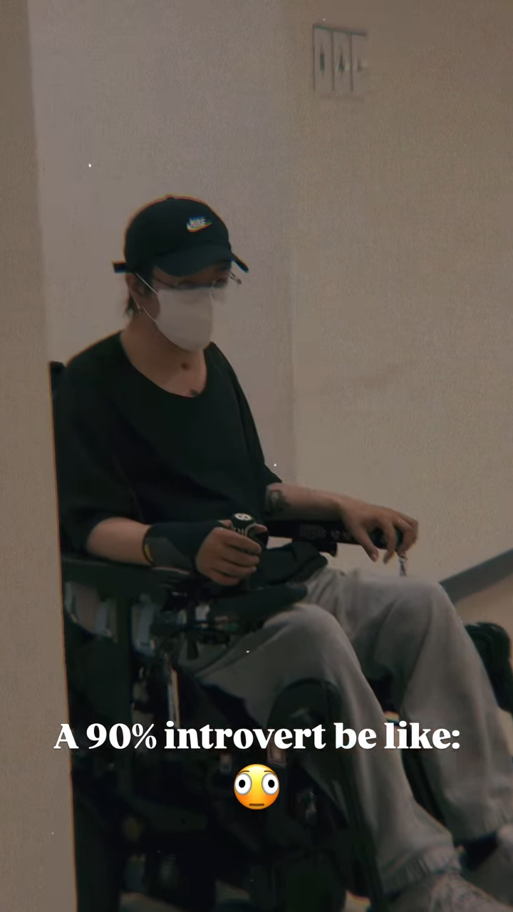 阿Mo李啟言今年3月公開的影片，見到已可自行操控電動輪椅。