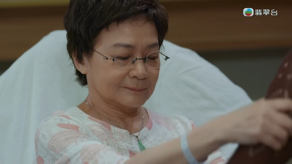 王敏奕與「外婆」羅冠蘭在醫院相擁大哭一幕亦看得人心酸，二人眼淚不斷，戲味十足。