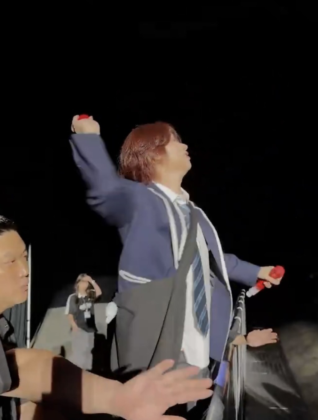希澈拋禮物送給fans。 希澈拋禮物送給fans。