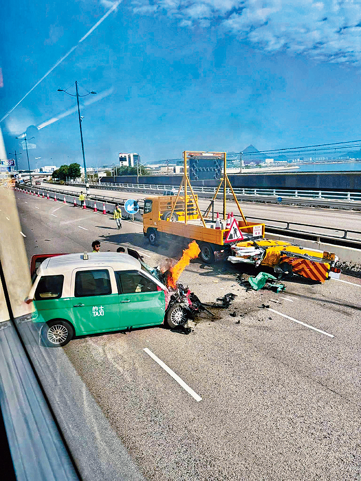 新界的士猛撼工程車車尾後，的士車頭迅即起火。