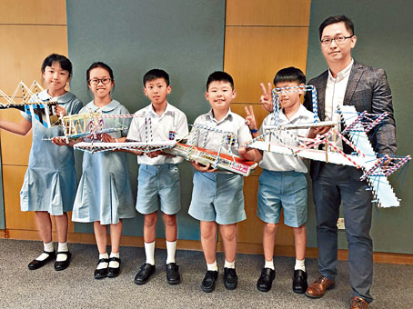 常識科老師周恒峯（右一）在課堂上通過動手製作紙橋的STEM教學活動，讓學生運用跨學科知識。　