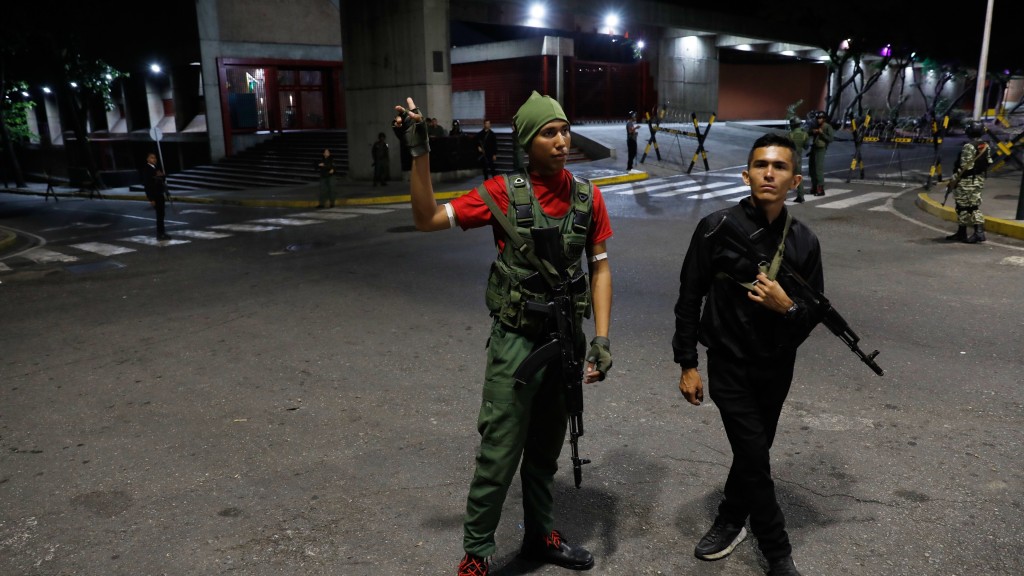 委内瑞拉总统卫队成员站在总统府外戒备。  美联社