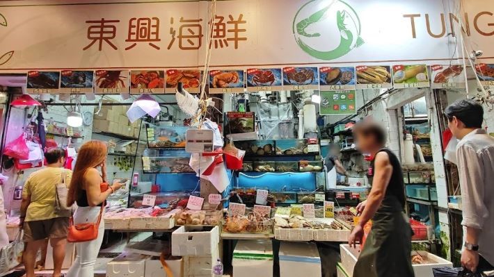 據了解，涉事海鮮檔為灣仔寶靈頓道東興海鮮。網圖
