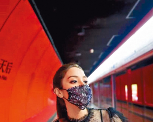 陳凱琳在港鐵站內又唱又跳。