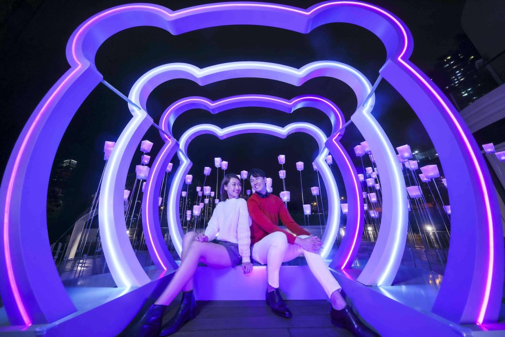 記得要去埋青衣城戶外平台的巨型聖誕白熊閃亮展影打卡。