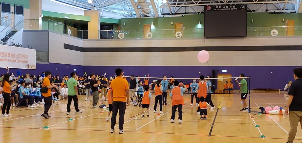 三間特殊學校的學生代表非常投入氣球排球比賽。公關圖片