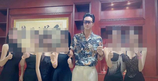 最近，有網民就在抖音晒出黃竣鋒與6位身穿吊帶背心的女粉絲的合照，當中眾人因濾鏡太過重手而驚變「網紅樣」，引起不少網民直呼認不出。