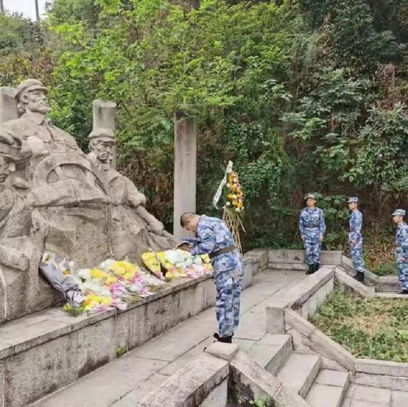 駐港部隊官兵烈士陵園追思英雄。駐港部隊圖片