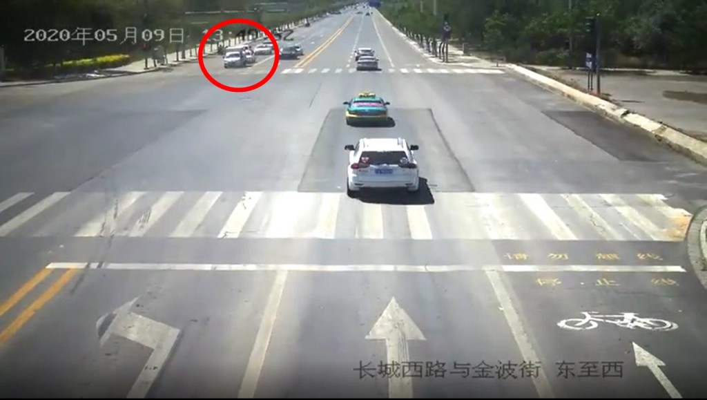 貨車在等待交通燈號。 影片截圖