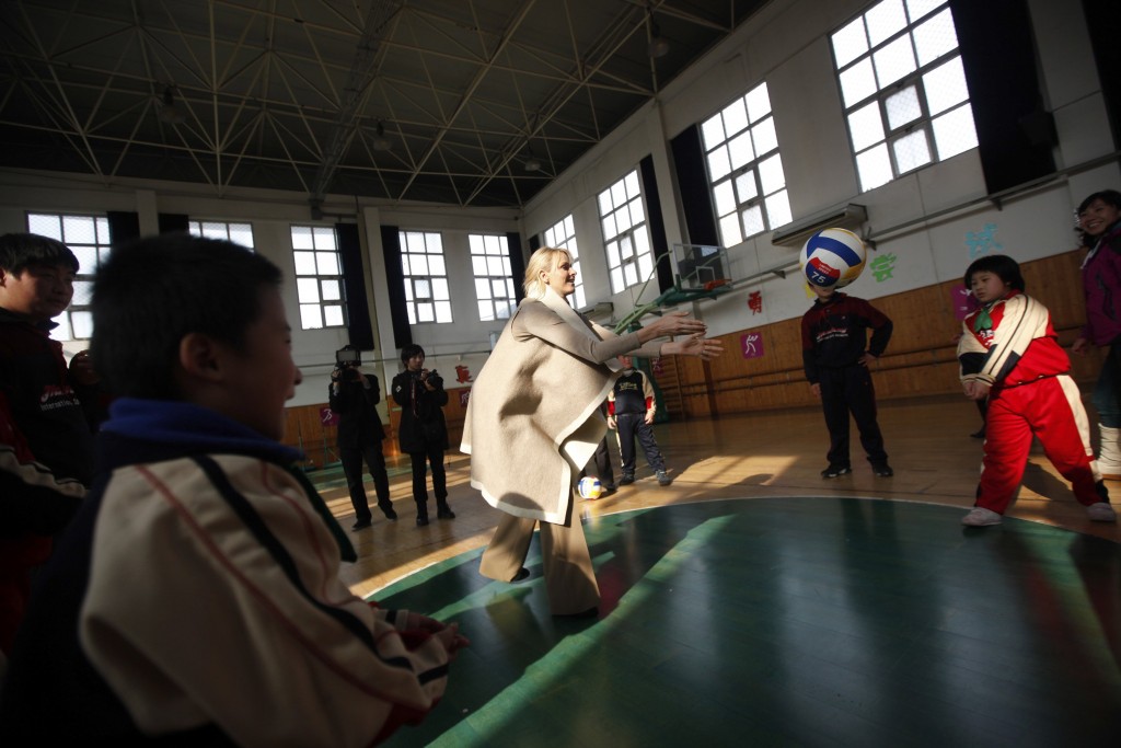 摩纳哥夏琳亲王妃（Charlene Wittstock）到访上海浦东时，与特殊学校的孩子玩排球。 路透社