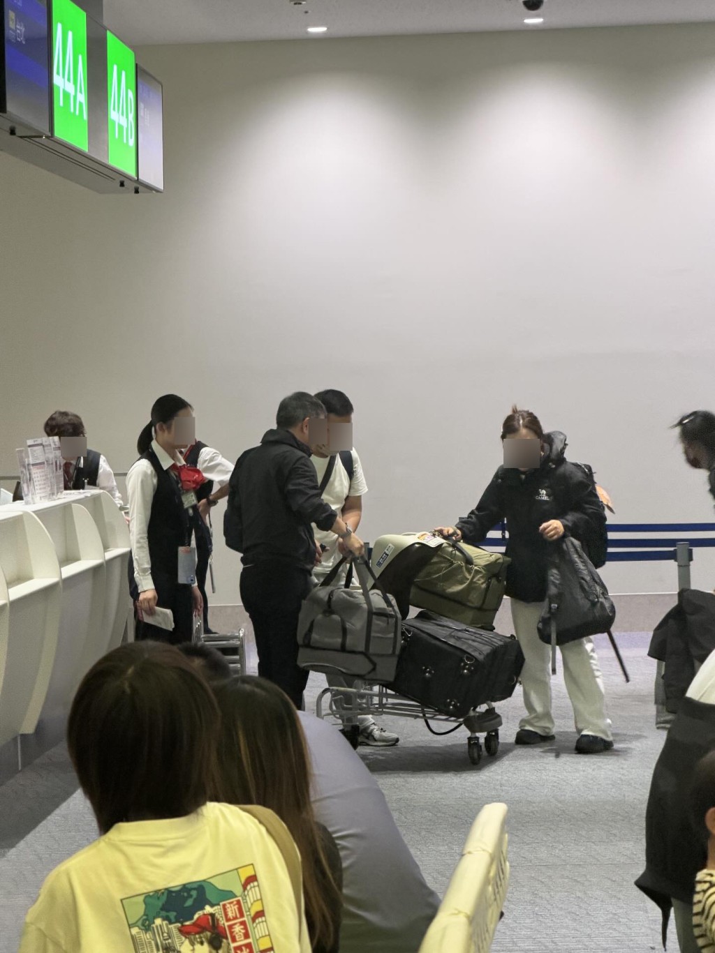 有旅客的行李車上堆滿了多個行李袋，相信與事件有關。（圖片：shinnosuke_nohara_jp＠Threads）