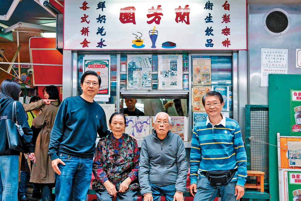 蘭芳園創辦人林木河(右二)和妻子及兩位兒子經營蘭芳園踏入73周年,默默耕耘將絲襪奶茶發揚光大。