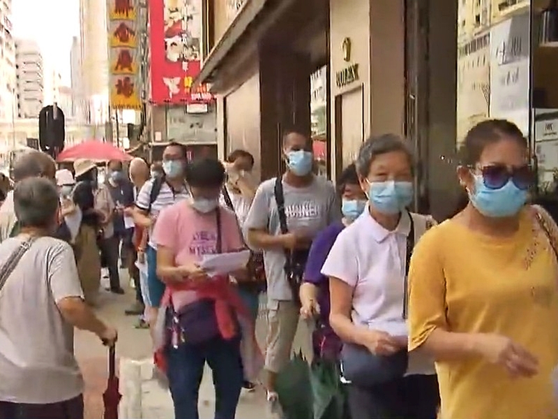 秘書處外排隊人龍長長,以長者居多。
