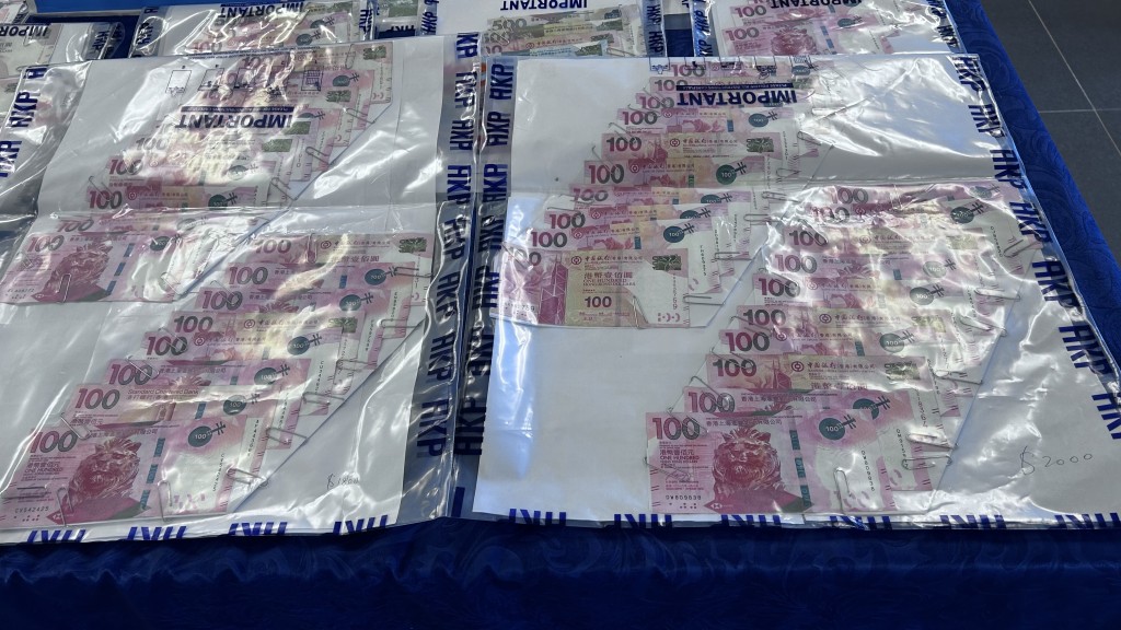 警方展示證物。 警方展示證物。