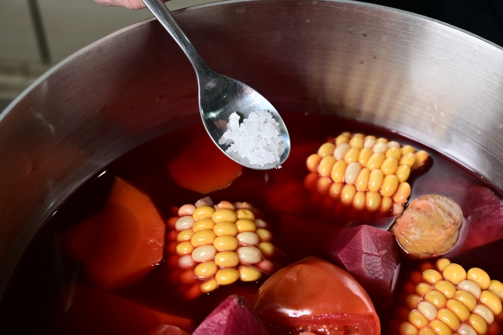Step 8: 以鹽調味，即成。 Season with salt. Serve.