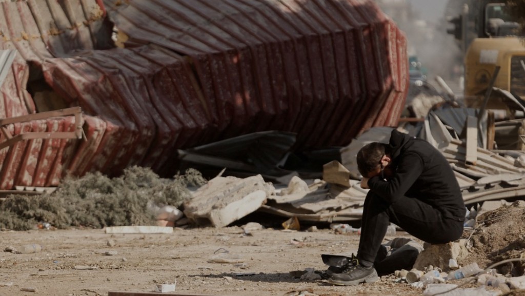 土耳其卡赫拉曼馬拉什一名災民失落地坐在瓦礫堆旁。