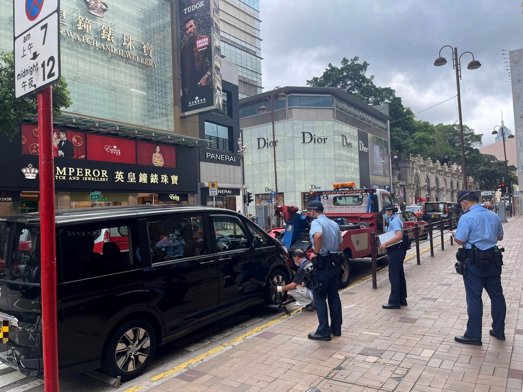 油尖警區人員在區內打擊違例泊車。