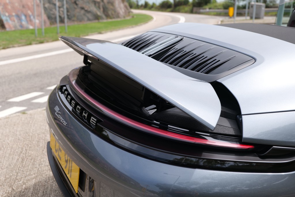 2025年版保時捷Porsche 911 Carrera Cabriolet (992.2)尾翼可按車速自動升起增加氣流下壓力。