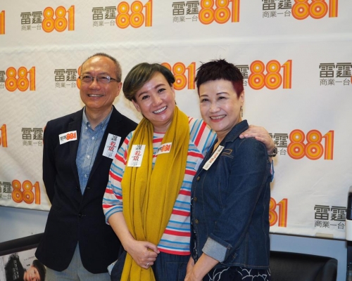 娥姐演舞台劇雖然對白多，但是歎住咖啡睇劇本好享受。