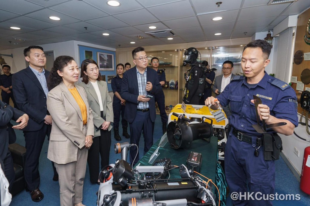 代表團實地考察，深入了解香港海關工作。