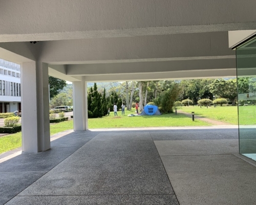有懷疑是一家人的群組在大學範圍的草地上搭營。CUHK Secrets FB 圖片
