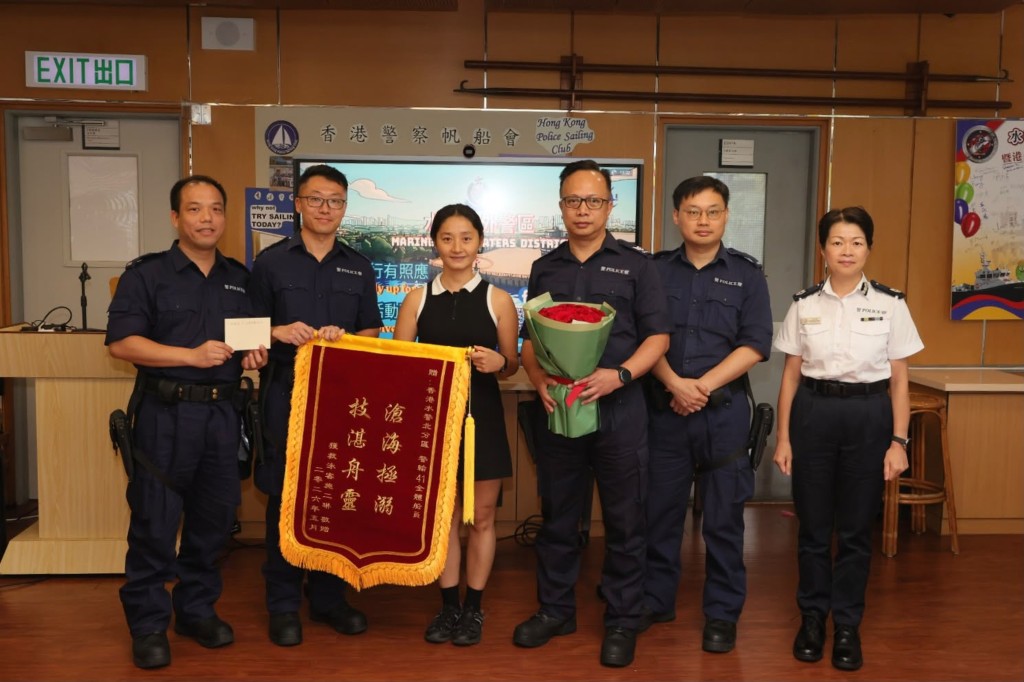 事主施女士到水警基地向人員致謝。