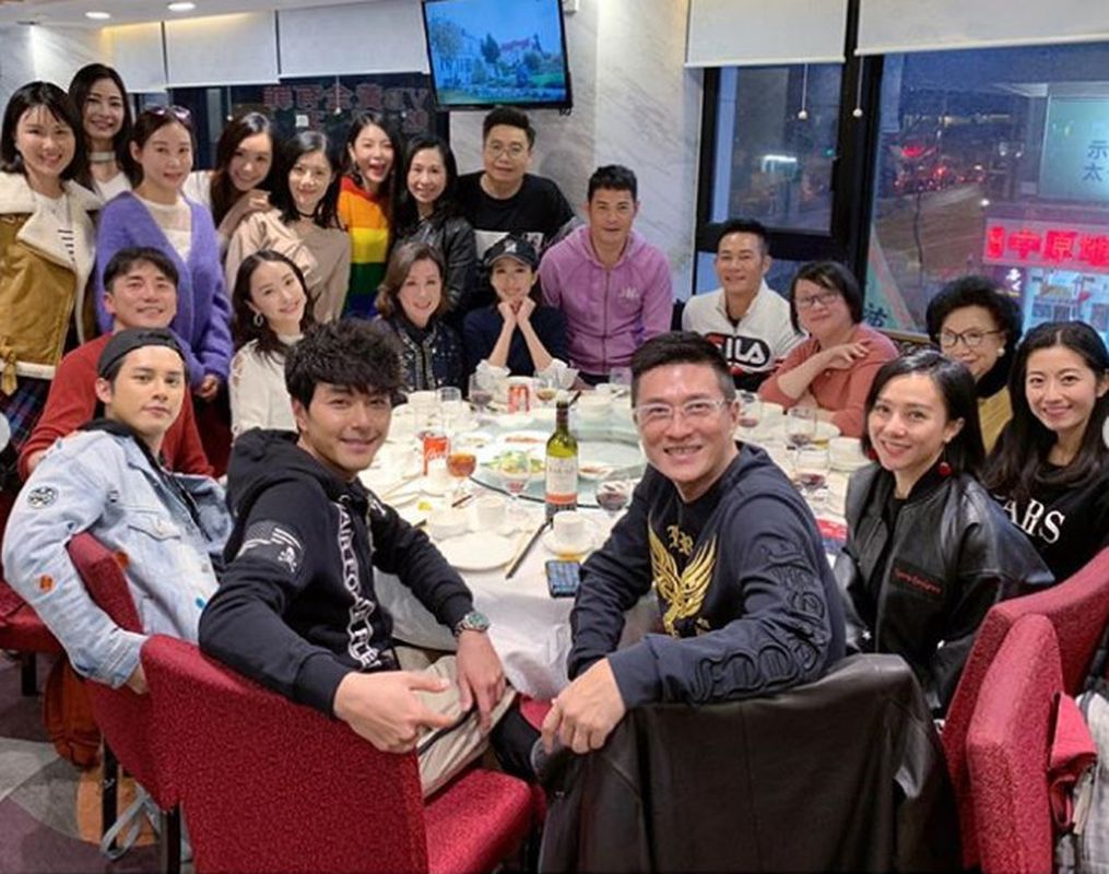 《黄金有罪》庆功宴上大合照。甄咏珊ig