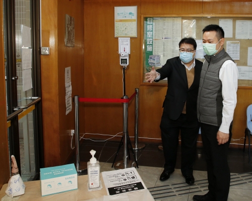 徐英偉視察西營盤社區綜合大樓社區會堂的準備工作。