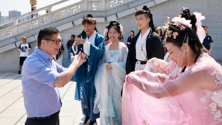 鄧炳強率青年領袖訪陝西,學員在大唐芙蓉園換上漢服感受盛世長安的滋味。 保安局FB