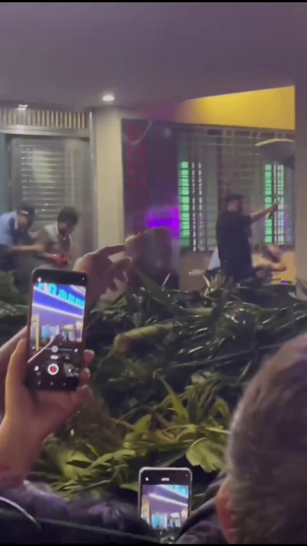 警方掩護公司人員狼狽撤離。 警方掩護公司人員狼狽撤離。