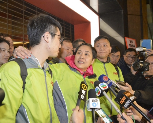 葉蔚琳(前排置中)與其丈夫劉卓恆(前排置右)。資料圖片