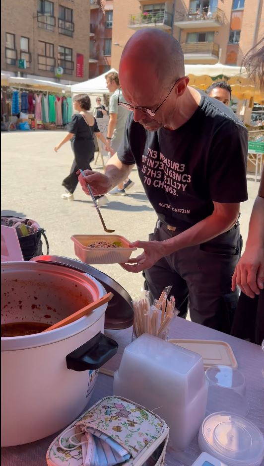 汪女士與丁先生夫婦，把重慶小食豌雜麵帶到比利時街頭，大受歡迎。抖音＠重慶孃孃在比利時
