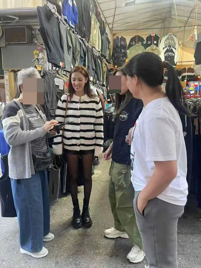 早前有網民在小紅書上分享了多張巧遇陳凱琳現身旺角女人街某二手古著店的照片。 早前有網民在小紅書上分享了多張巧遇陳凱琳現身旺角女人街某二手古著店的照片。