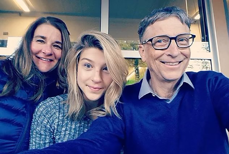 Bill Gates(右)和女儿Phoebe(中)。  Bill GatesFB