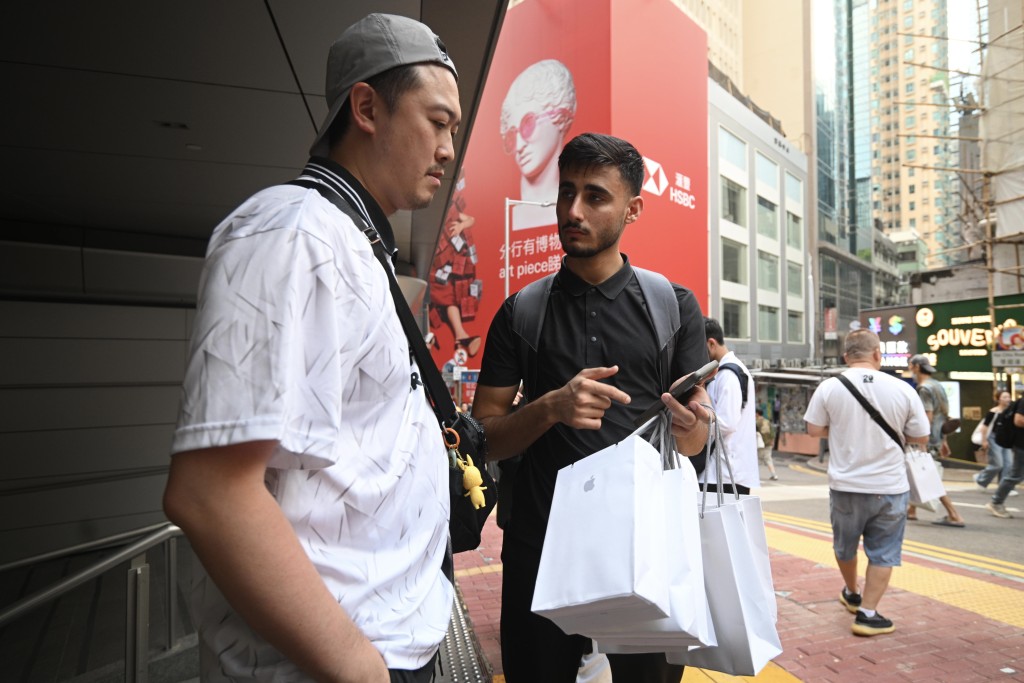 大批收機黨在蘋果店外收機。 大批收機黨在蘋果店外收機。