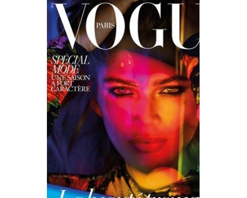  《Vogue》巴黎版首次以一名跨性別的模特兒作封面。