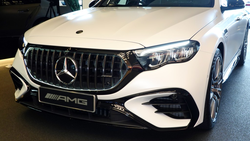 平治Mercedes-AMG E 53 HYBRID 4MATIC+登場：混能跑房車配備專屬直間鬼面罩與全套AMG車身包圍。
