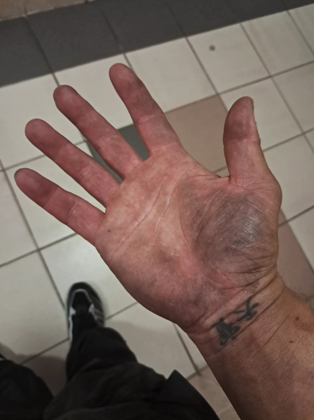 張致恒晒出努力工作的照片。